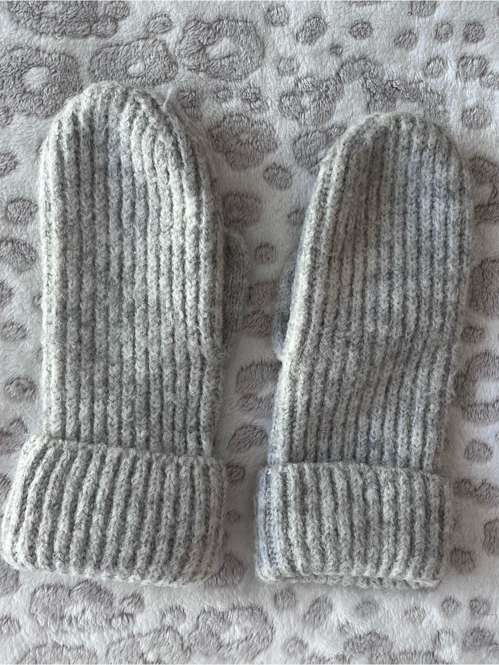 H&M Light Gray Ribbed Knit Mittens - Picture 2 of 2